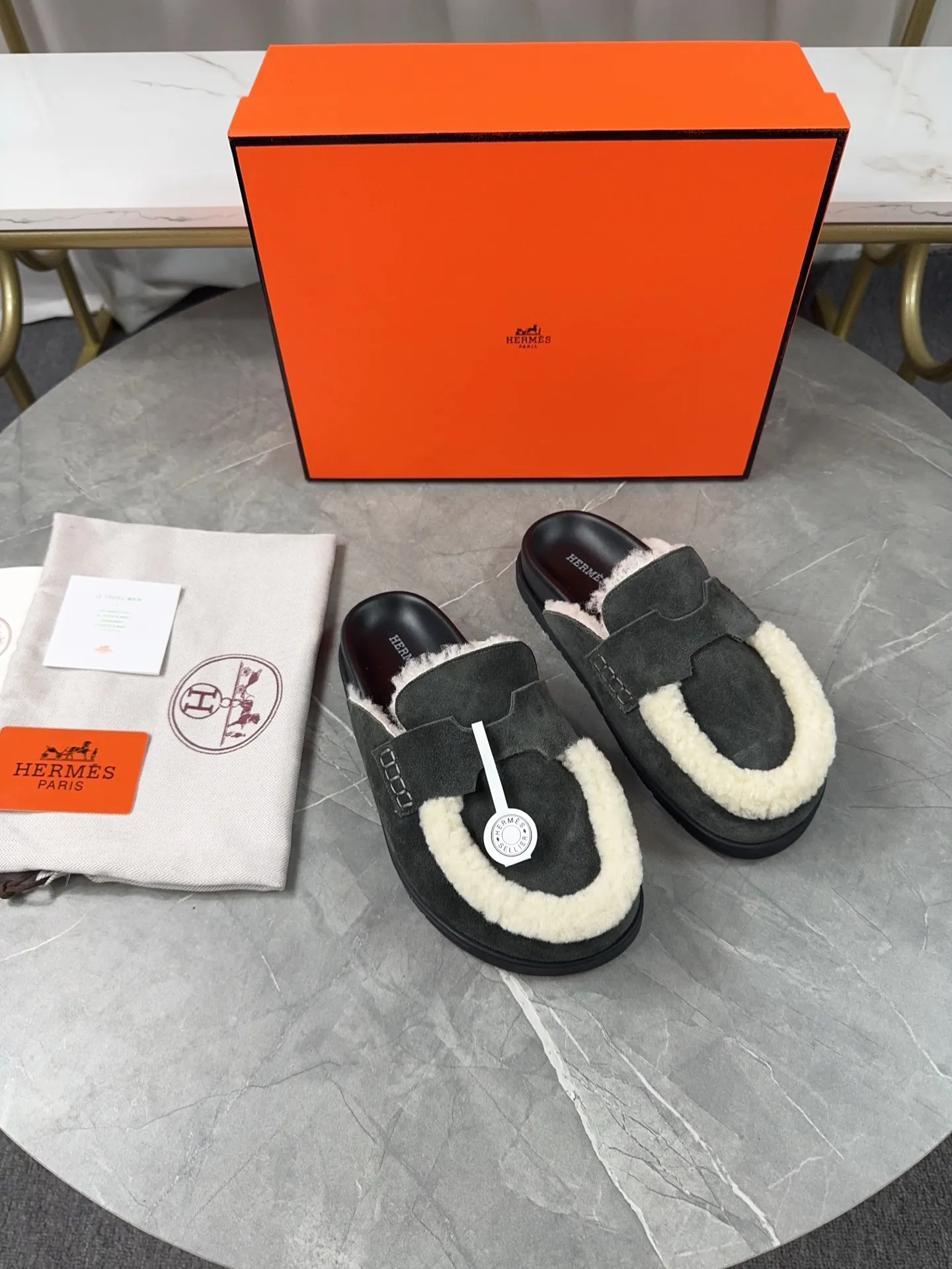 p460🐮🐮HERMES Birkenstock Mules🍬 Spring and summer really need versatile slippers. They have a casual and high-end feel, and the comfort is also great. The large toe design adds a playful feel, and the slip-on design is convenient and practical to wear. 🌷Upper: original high mercerized cow velvet 🌷Inner lining: wool 🌷Outsole: original TPU water platform + rubber film combination 🌷Number of sizes: women's size 35-40 (40-41 -42 is not returnable) men's size: 38-45 (45 is not returnable)
